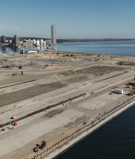 Milepæl på Omniterminalen i Aarhus: Vi har fyldt 340.000 kubikmeter sand på  kajområde