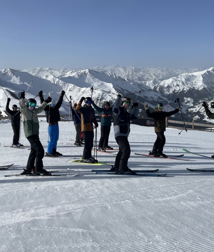 Fællesskab og smil i Saalbach med MT Højgaard Danmarks skiforening 