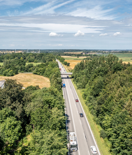 I hovedentreprise skal vi udbygge den nordlige strækning af Hillerødmotorvejen fra motortrafikvej til motorvej
