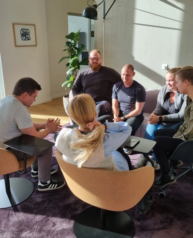 Her ses en gruppe i det faglige UNG netværk, der er i gang med at drøfte en problemstilling